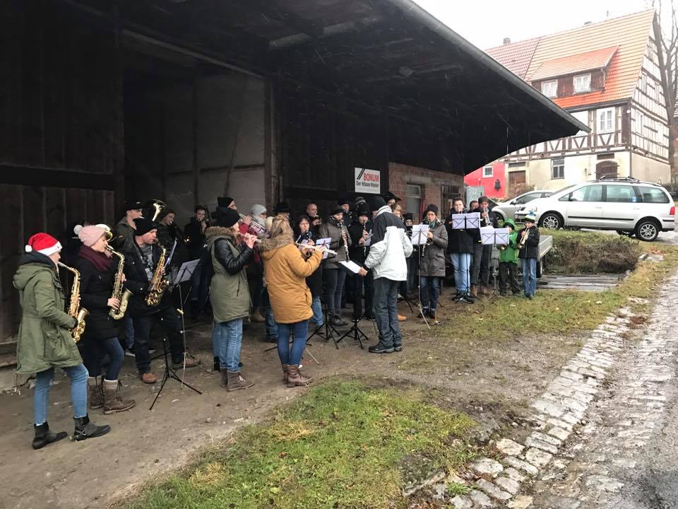 Weihnachtslieder an sieben Stationen